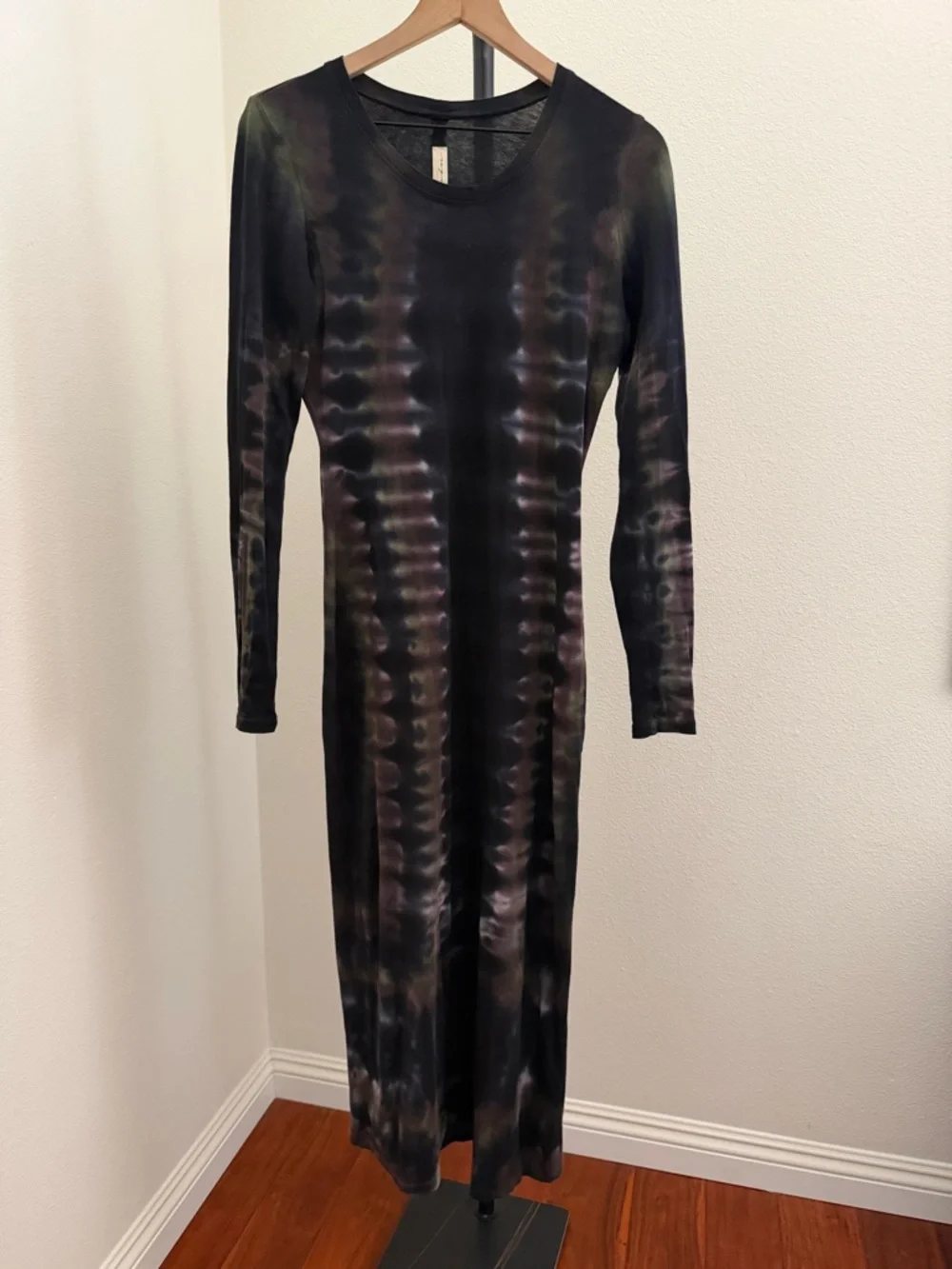 Raquel Allegra Long-Sleeve Tie-Dye Midi Dress in Purple and Gray - Picture 3 of 8